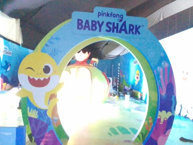 Baby Shark Arch